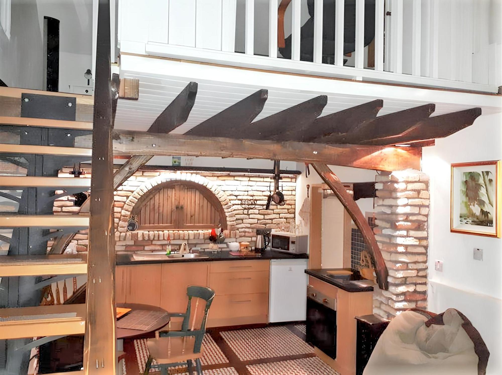 Cosy In With Balcony 32 M² View
